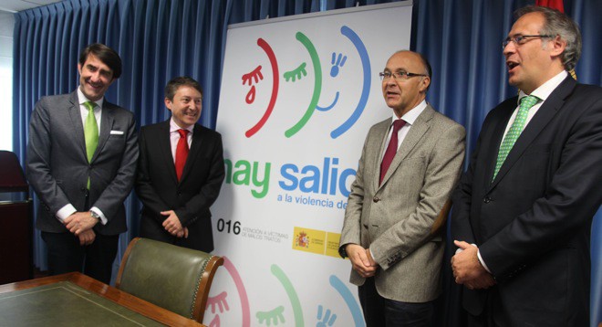 FOTO 2. Firma convenio Delegación Gobierno y Ayto. Ponferrada sobre seguimiento violencia género