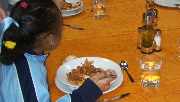 Imagen de archivo de una niña en un comedor infantil