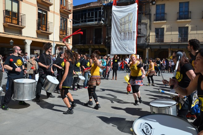 Los grupos de música y charangas animaban la fiesta en la calle