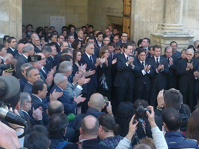 Los líderes del PP reciben los restos de Isabel Carrasco. ORIA