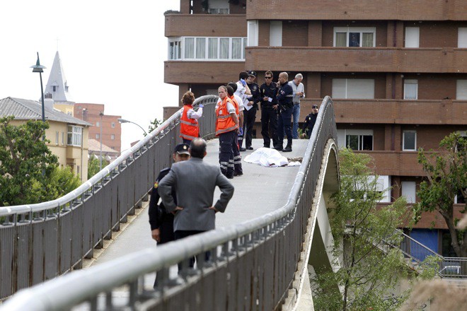 Isabel Carrasco resulta abatida en el puente sobre el río Bernesga