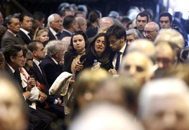 La hija de Isabel Carrasco, visiblemente afectada durante el funeral de su madre (C.S.Campillo/Ical)