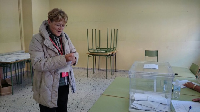 La secretaria local del PSOE, Rita Prada, votó en el Instituto Álvaro de Mendaña