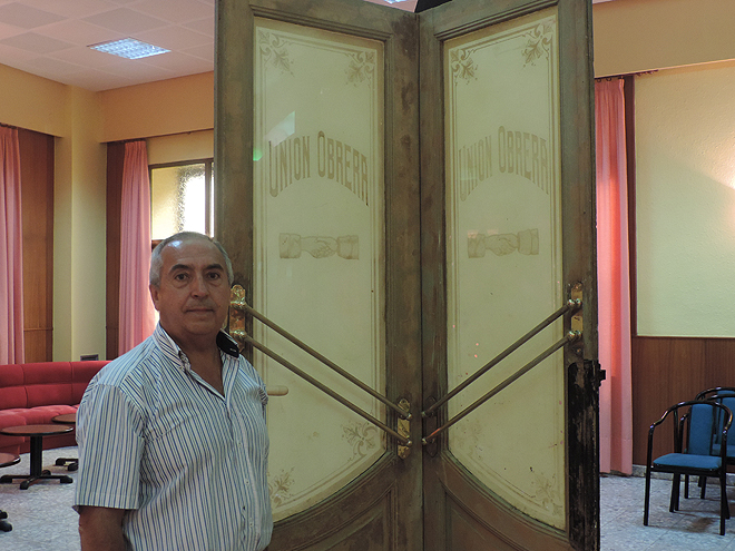 El presidente de La Obrera, junto a las primeras puertas de Unión Obrera