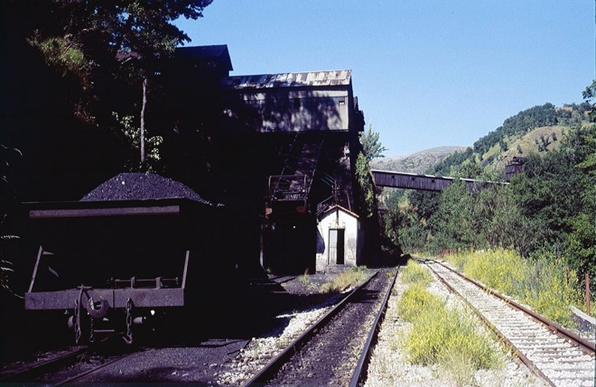 Las vías del tren Ponferrada-Villablino a su paso por el cargadero del grupo Carrasconte en los años 80 (Ical)