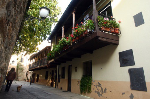 Una de las calles de calles dentro del casco histórico de Ponferrada (César Sánchez)