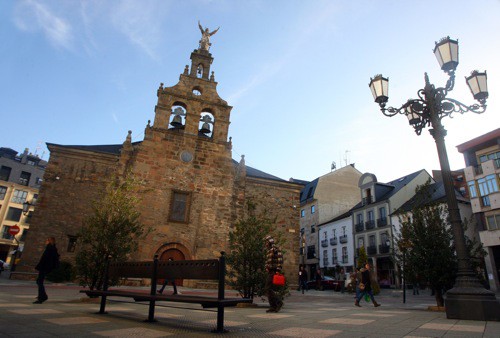 Iglesia de San Pedro Apostol, en el casco histórico de Bembibre (César Sánchez)