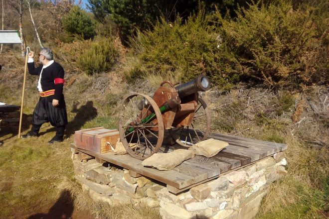 Un miembro de la Brigada Arriera vigila desde el alto de Foncebadón