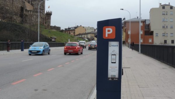 Uno de los parquímetros en el puente García Ojeda. / EBD