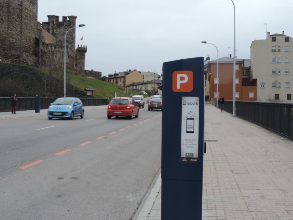 Uno de los parquímetros en el puente García Ojeda. / EBD