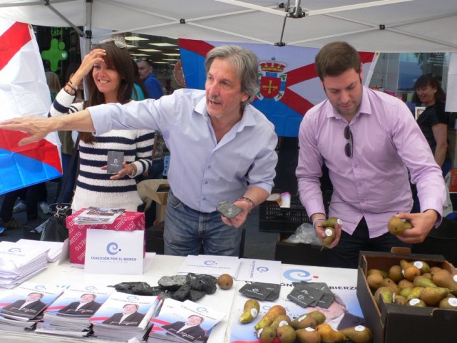 Raquel Díaz, Pedro Muñoz e Ivan Alonso repartieron productos de la tierra. carbón, pizarra y peras