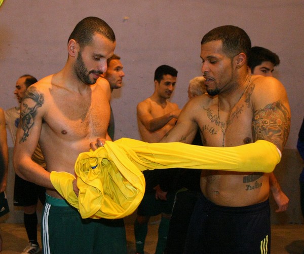 Yuri se cambia la camiseta con un interno. (Foto: César Sánchez / Ical)