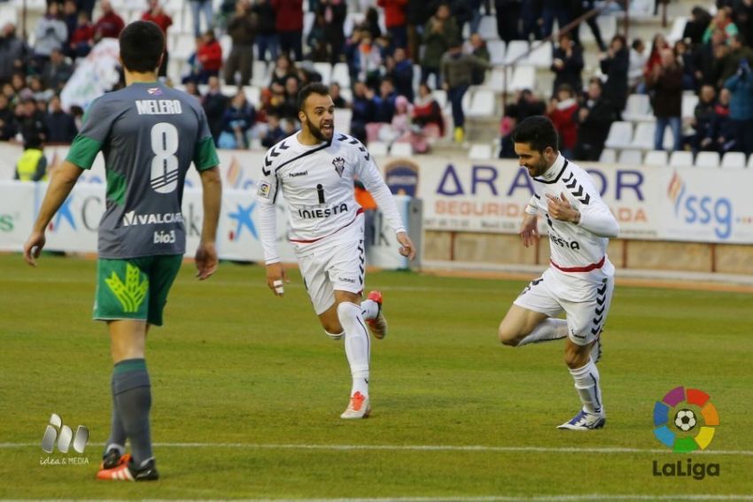 Jason celebra el 1-0 para su equipo al inicio del partido (LFP)