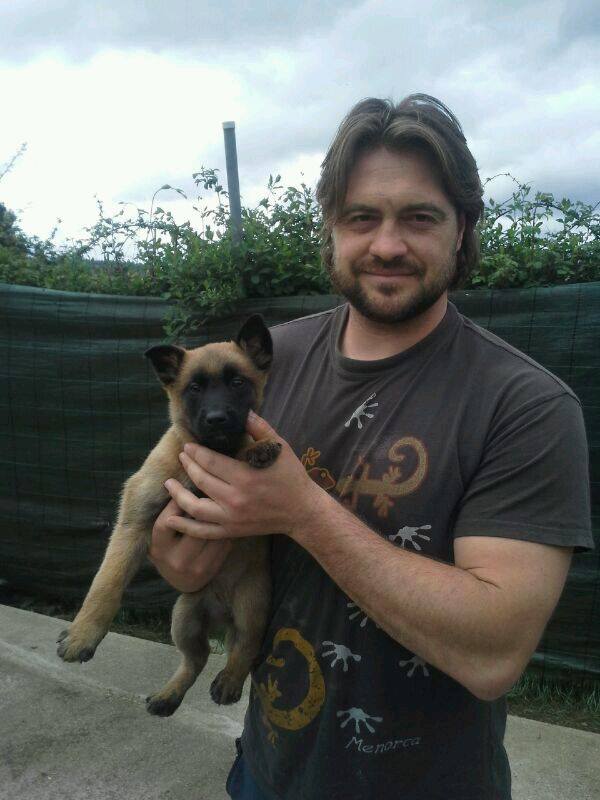 José Almeida posa con un cachorro.