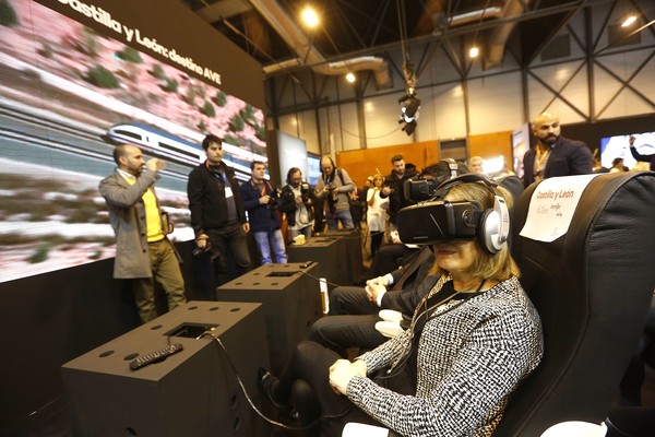 La ministra de Fomento,Ana Pastor, con unas gafas de realidad virtual en el stand de Castilla y León instalado en Fitur. (Foto: Juan Lázaro)