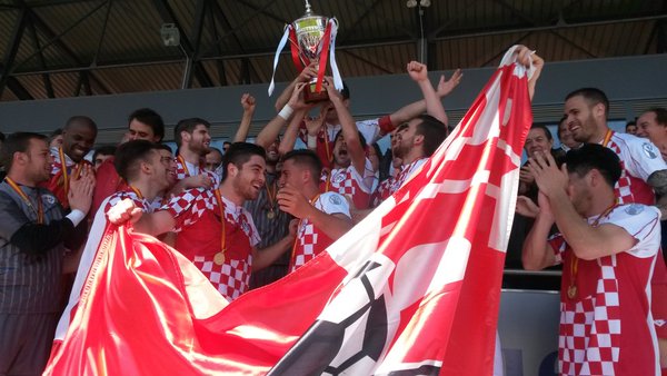 Alegría desbordada en el momento de recibir la copa de campeones (FCYLF)