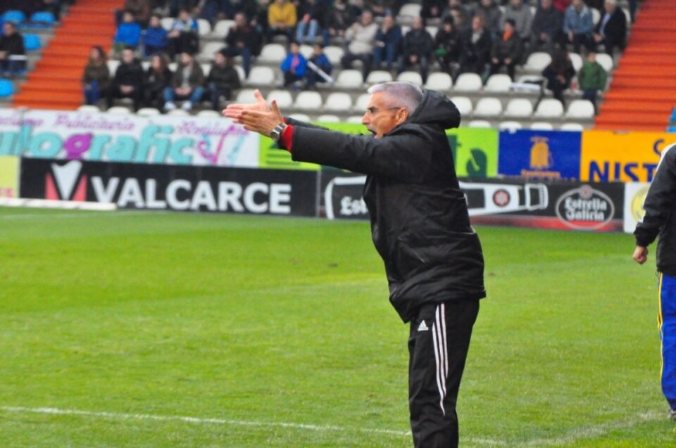 Fabri da instrucciones a sus jugadores (Farah García)