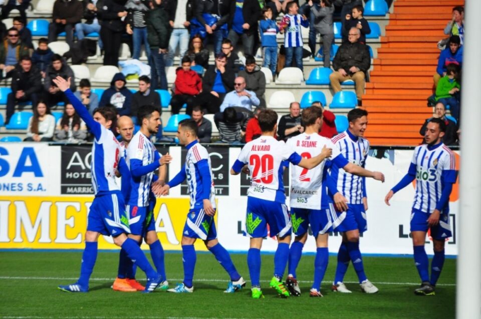 Los jugadores blanquiazules celebran el gol de Aguza (Farah García)