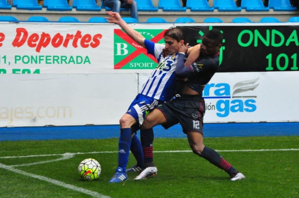 Berrocal lucha por la pelota ante un defensa rival (Farah García)