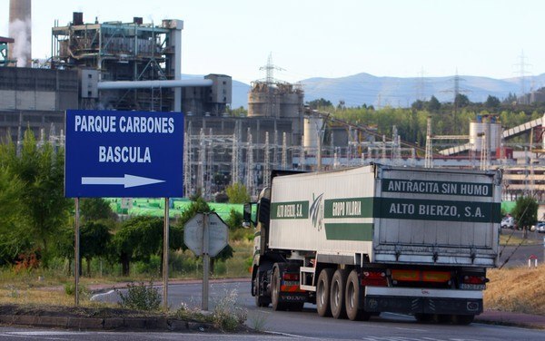 Un camión se dirige a descargar carbón para su quema en la central térmica de Cubillos del Sil (C. Sánchez/Ical)