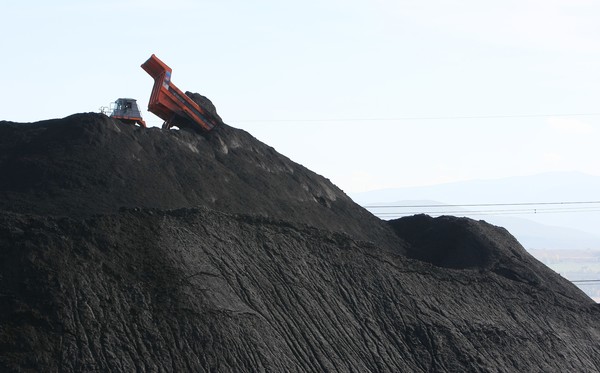 Un camión descarga carbón para su quema en la central térmica de Cubillos del Sil (C. Sánchez/Ical)