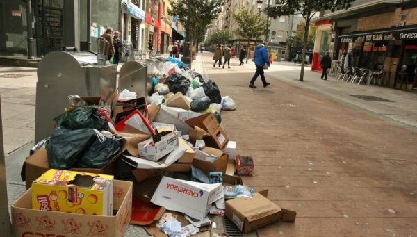 Basura acumulada en varios contenedores de Ponferrada debido a una huelga anterior. / César Sánchez.