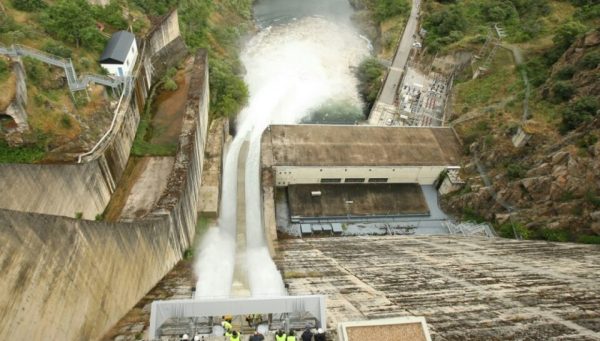 Simulacro de puesta en funcionamiento de la nueva compuerta que la Confederación Miño-Sil sustituyó en el embalse de Bárcena en Ponferrada