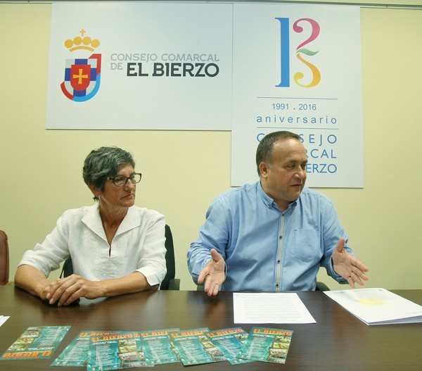 El presidente del Consejo Comarcal, Gerardo Álvarez, junto a la presidenta de la Asociación Berciana de Agricultores (ABA), Eugenia Alba, durante la presentación de la nueva edición de la campaña de comercialización del Banco de Tierras 'Apostando por El Bierzo. Naturalmente' (César Sánchez)