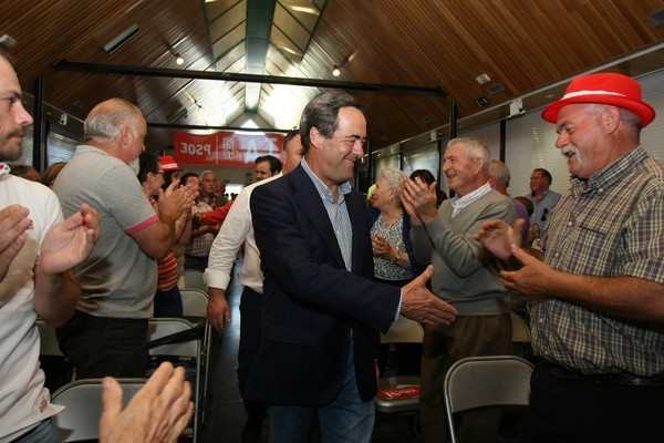 El ex ministro y ex presidente del Congreso de los Diputados, José Bono, a su llegada al mitin del PSOE en Camponaraya (C. Sánchez/Ical)