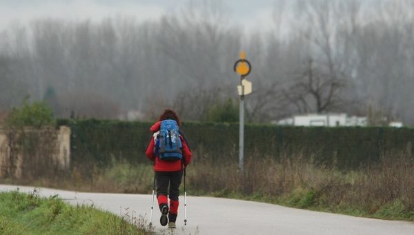 Una peregrina a su paso por Ponferrada camino de Santiago de Compostela. / C. Sánchez