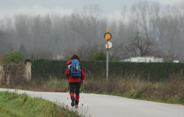 Una peregrina a su paso por Ponferrada camino de Santiago de Compostela. / C. Sánchez