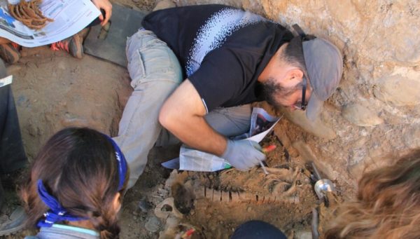 Fotografía de archivo de restos humanos encontrados en el cementerio del Carmen de Ponferrada. / QUINITO