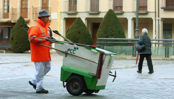 Un operario de FCC limpia en la Plaza del Ayuntamiento de Ponferrada. / C. Sánchez