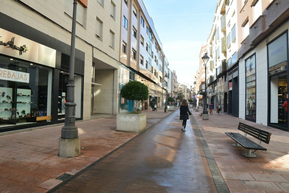 Imagen de la calle Doctor Fleming, una de las más céntricas de la ciudad de Ponferrada, peatonal y con mayor densidad de comercio local en Ponferrada. / QUINITO