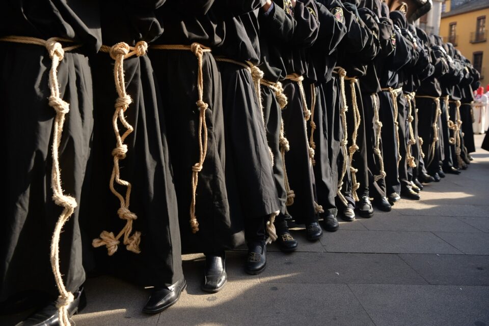 Imagen de los cofrades de la Hermandad Jesús Nazareno en la procesión del Entierro del Señor este Viernes Santo