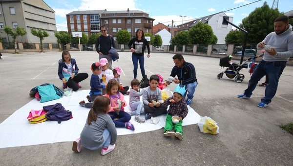 'Bocadillada' en el colegio Jesús Maestro en el barrio ponferradino de Cuatrovientos, en protesta contra el catering de línea fría en comedores escolares del Bierzo. / C. Sánchez