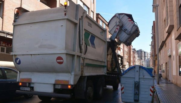 Un camión de la basura en Ponferrada. / QUINITO