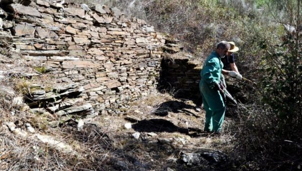 Miembros de la pedanía de Valdefrancos y de Promonumenta adecúan una antigua vivienda de mineros. / David Gustavo López