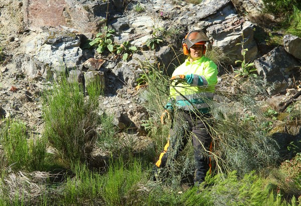 Azucena Nogueira, única integrante femenina de las cuadrillas del plan de empleo forestal local de la Diputación de León