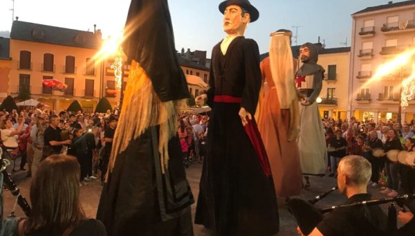 Gigantes y cabezudos en la plaza del Ayuntamiento antes del pregón de las fiestas de La Encina