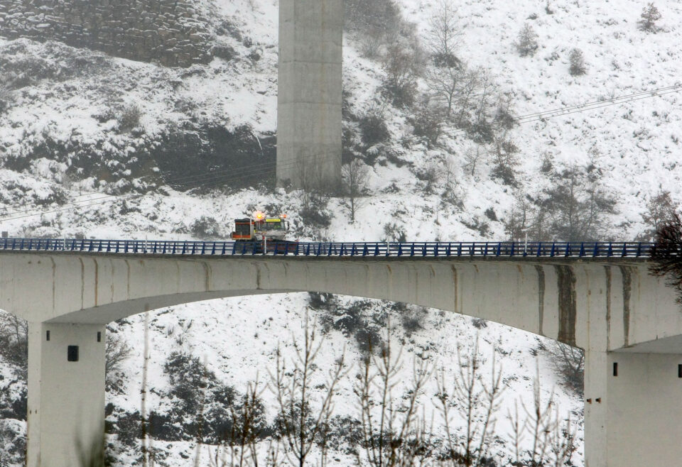 Fotografía de archivo de la autovía A-6 a su paso por Vega de Valcarce (León), afectada por el pasado temporal de nieve