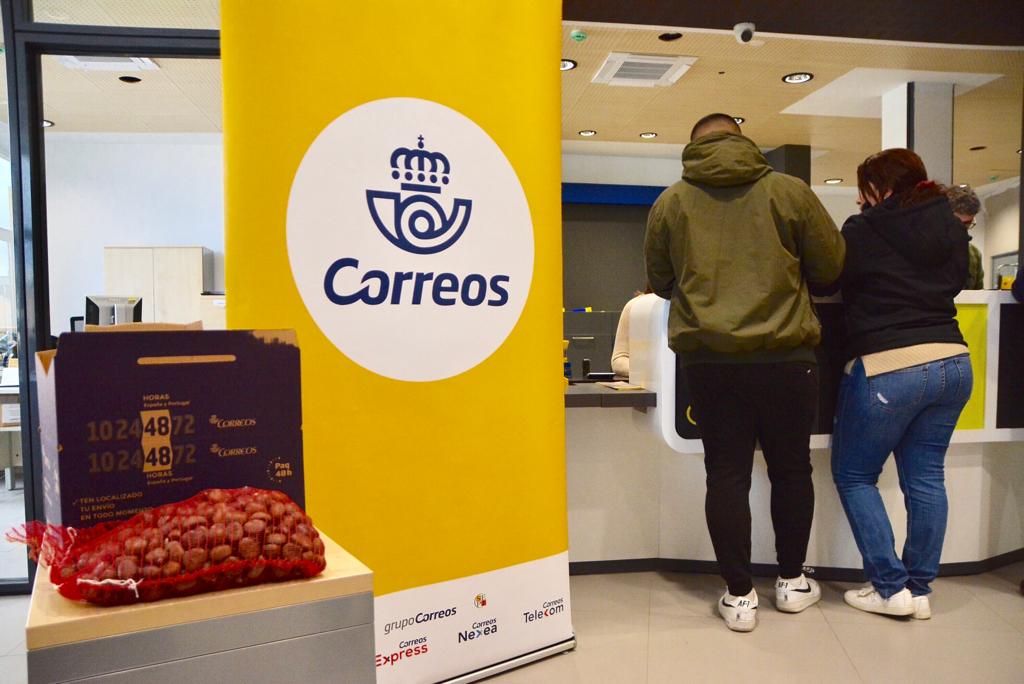 Presentación de la camapaña de envío de castañas de Correos. / QUINITO