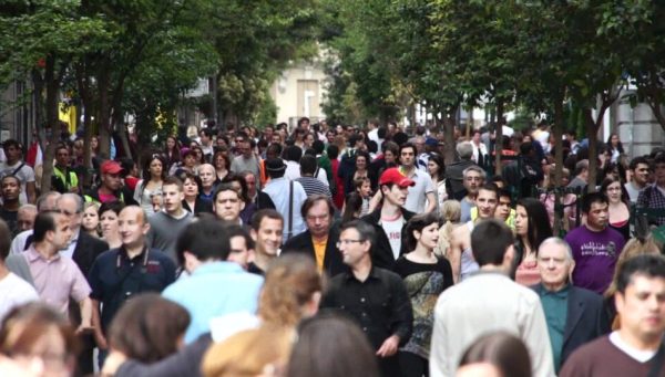 Una calle llena de gente