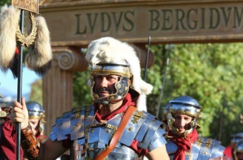 Desfile de las legiones romanas en la Ludus Bergidum Flavium de Cacabelos