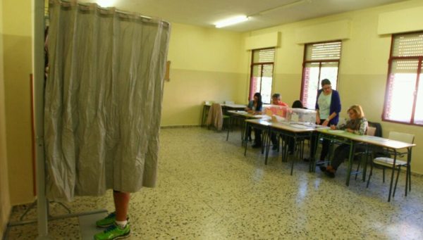 Mesa electoral en un colegio de Ponferrada