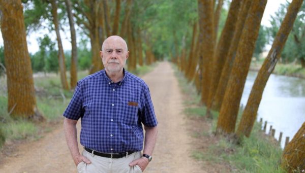 El escritor Raúl Guerra Garrido, en la sirga del Canal de Castilla en Medina de Rioseco. / E. Margareto