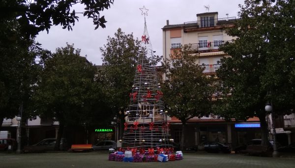 Árbol de Navidad en la Plaza Mayor de Cacabelos