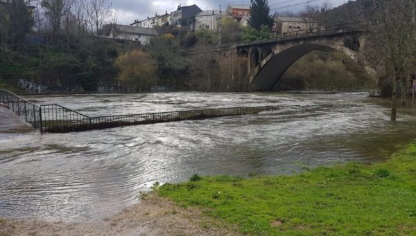 El río Sil, desbordado a su paso por Ponferrada