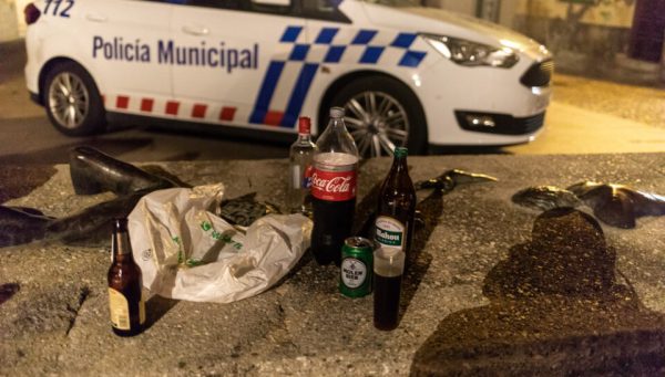 Restos de botellón en el casco antiguo de Ponferrada / QUINITO