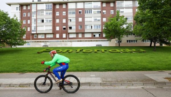 Una persona en bicicleta en Ponferrada durante el estado de alarma / QUINITO